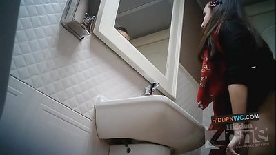 Съемка скрытой камерой в женском туалете (1)